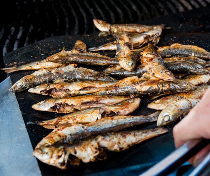 grilling sardines is super quick and easy with Cookina reusable grilling sheets