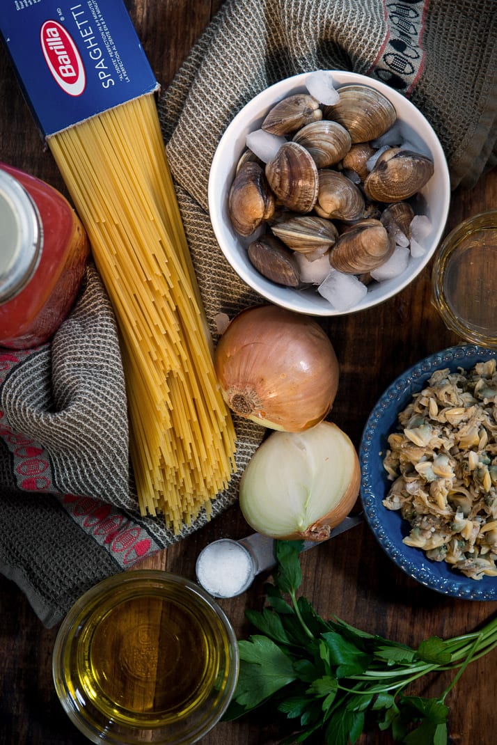 how to make italian pasta with clams in tomato sauce